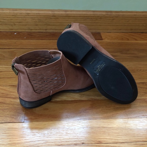 π€ Faux Suede Cutout Accent Ankle Boots π€ - Picture 5 of 14